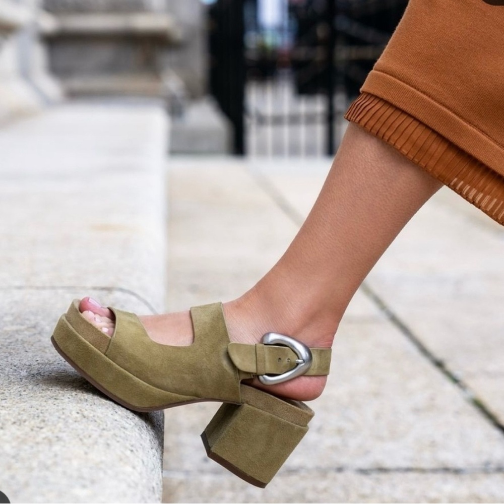 AEROSOLES Green Platform Sandals with Modern Design